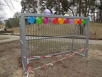 Bolzplatztor mit Luftballons