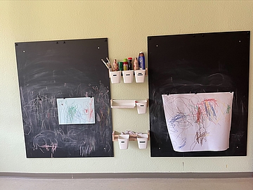 Malwand für Kinder in der Frösche-Gruppe