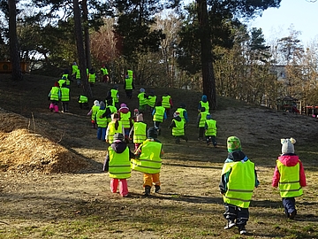Kinder mit neuen Warnwesten